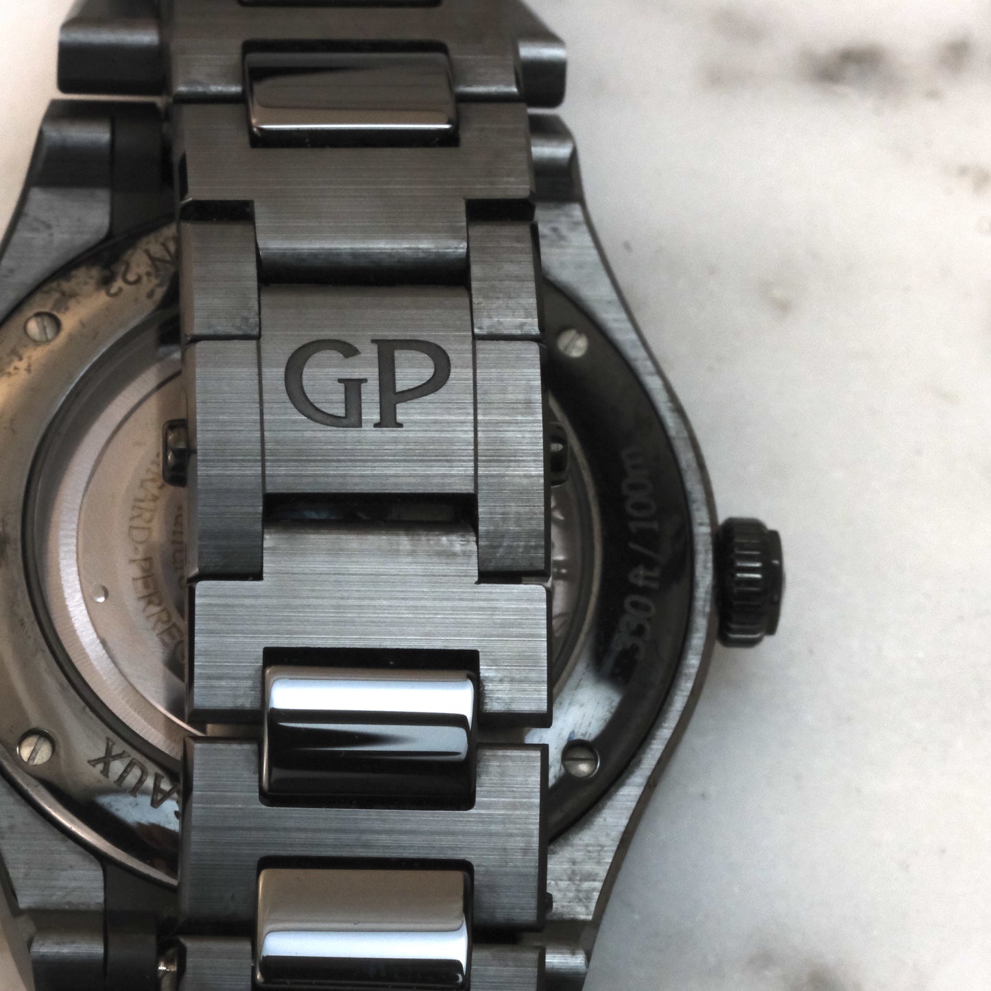 Girard-Perregaux Laureato Ceramic 38mm, 81005-32-631