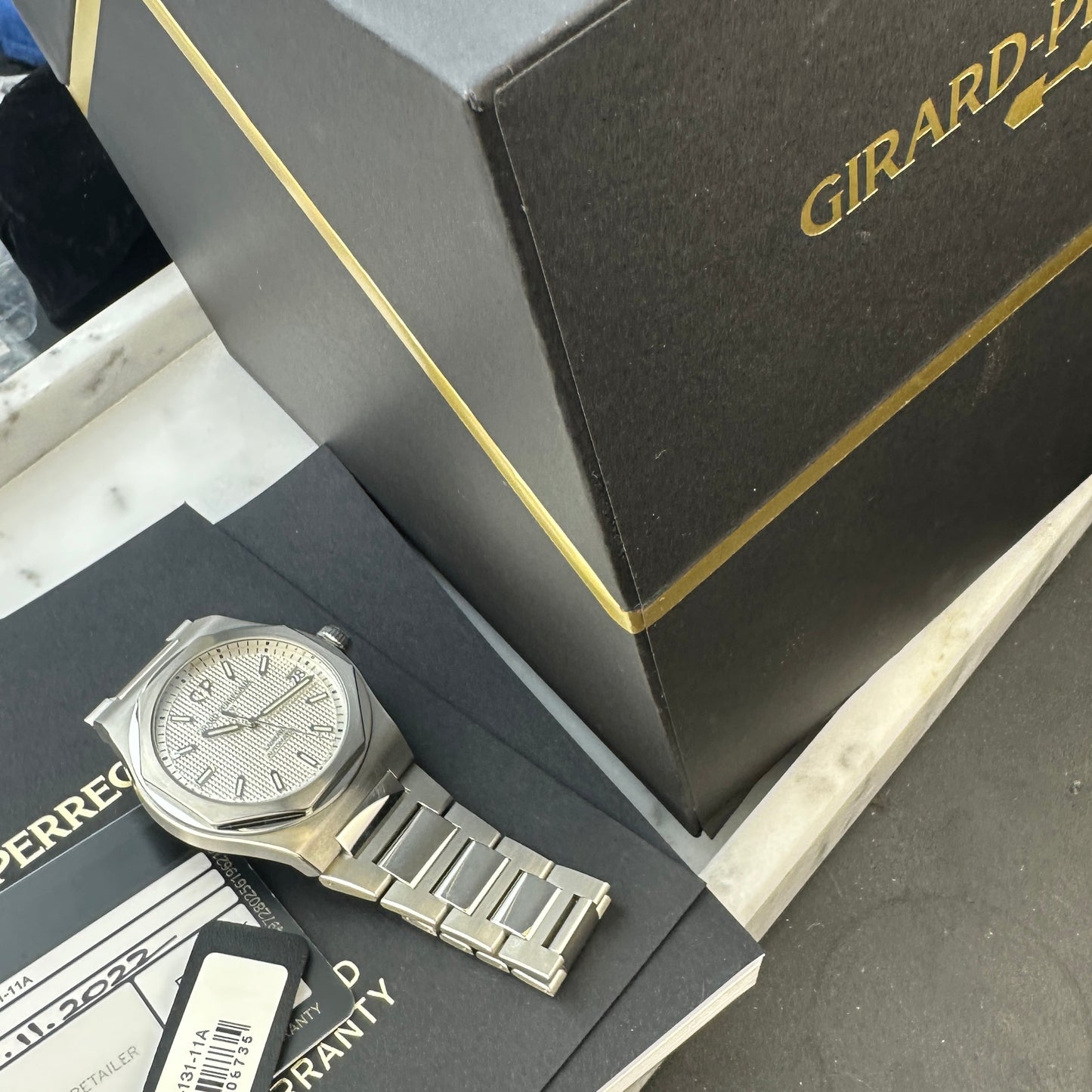 2022 Girard-Perregaux Laureato 42 White | 81010-11-131-11A | Full Set