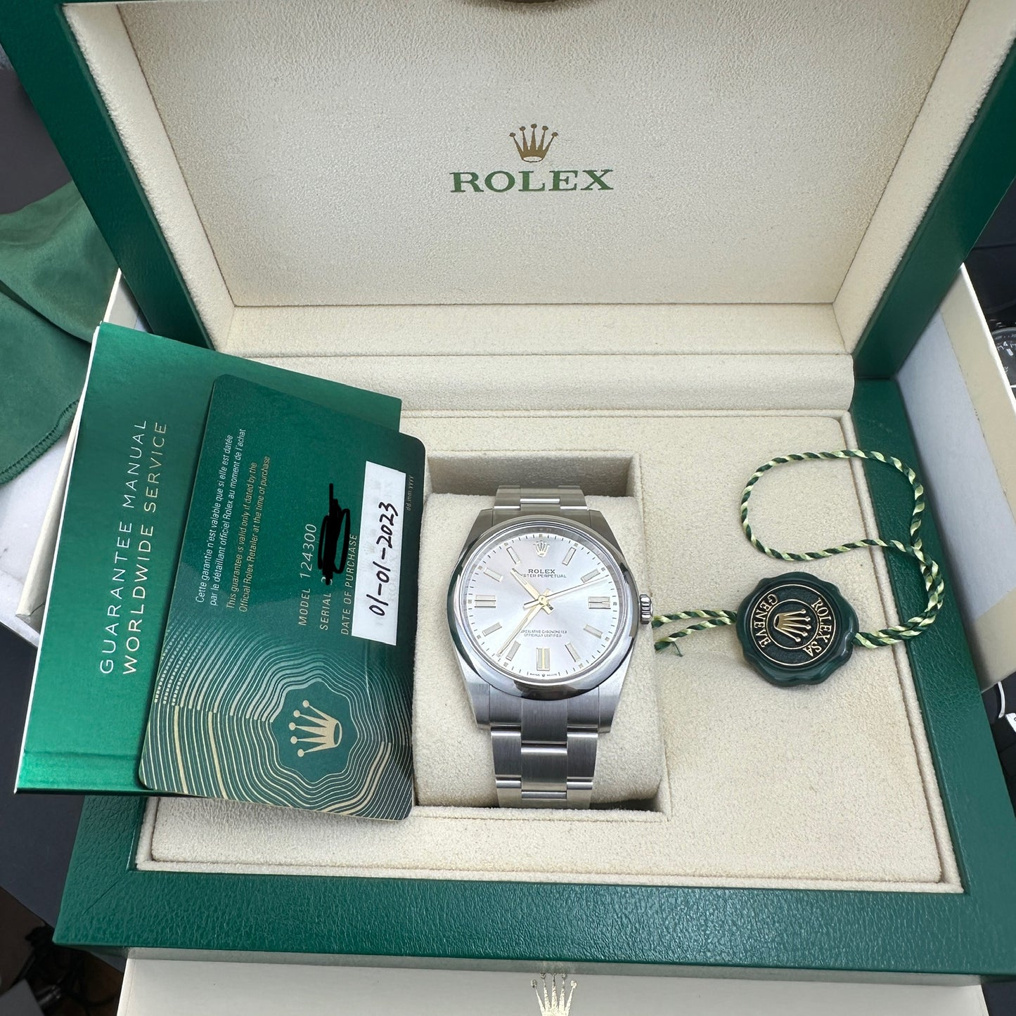 2023 Rolex Oyster Perpetual 41 | 124300 | Full kit minus 2 links