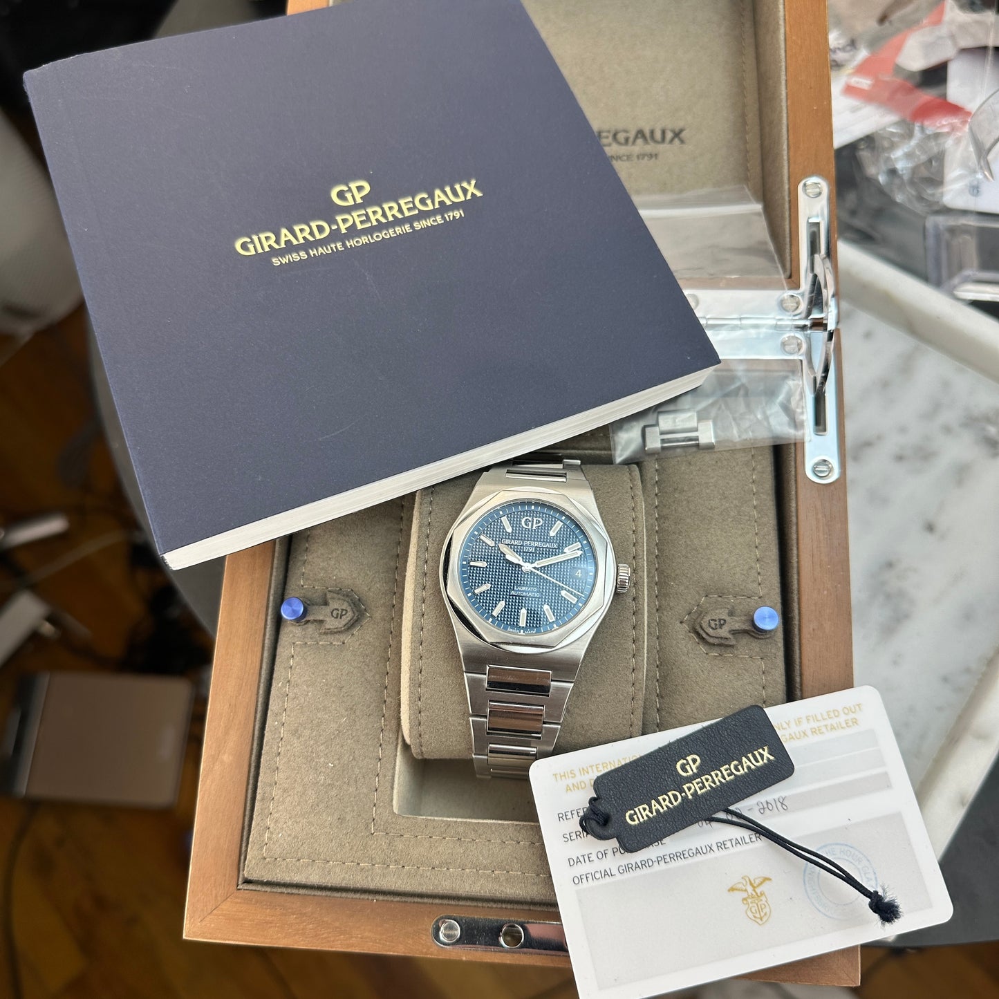 2018 Girard-Perregaux Laureato | 81010-11-431-11A | Full Set