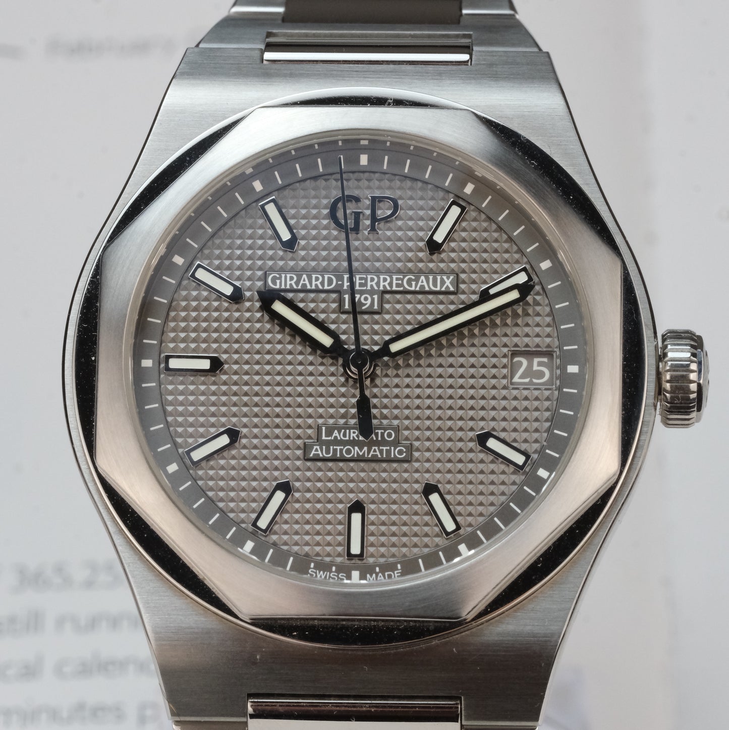 2017 Girard-Perregaux Laureato 81010-11-231-11A with warranty card