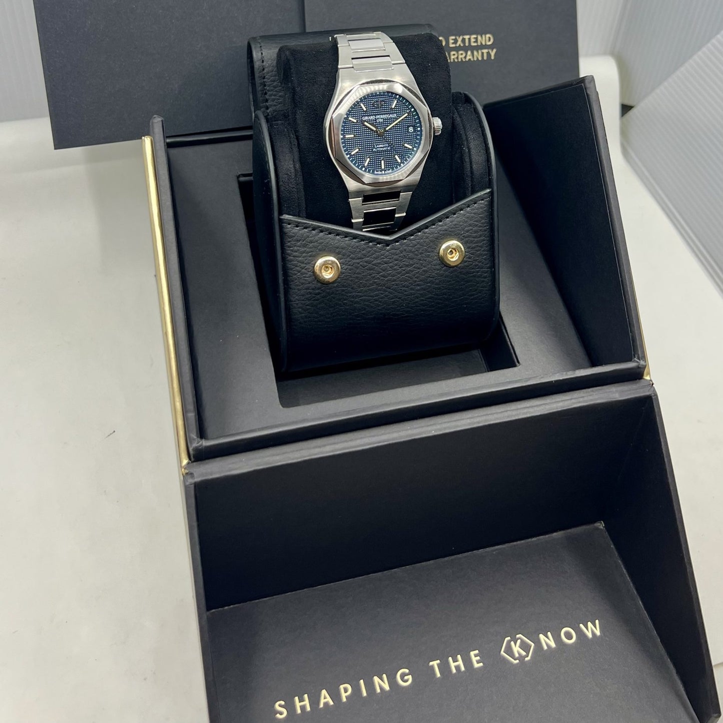 2022 Girard-Perregaux Laureato | 81010-11-431-11A | Box and Papers