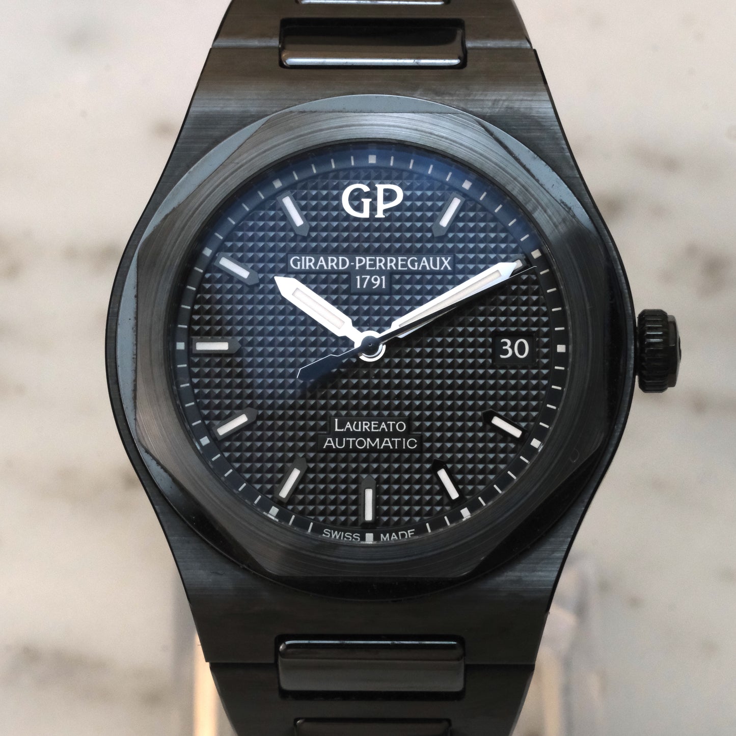 Girard-Perregaux Laureato Ceramic 38mm, 81005-32-631