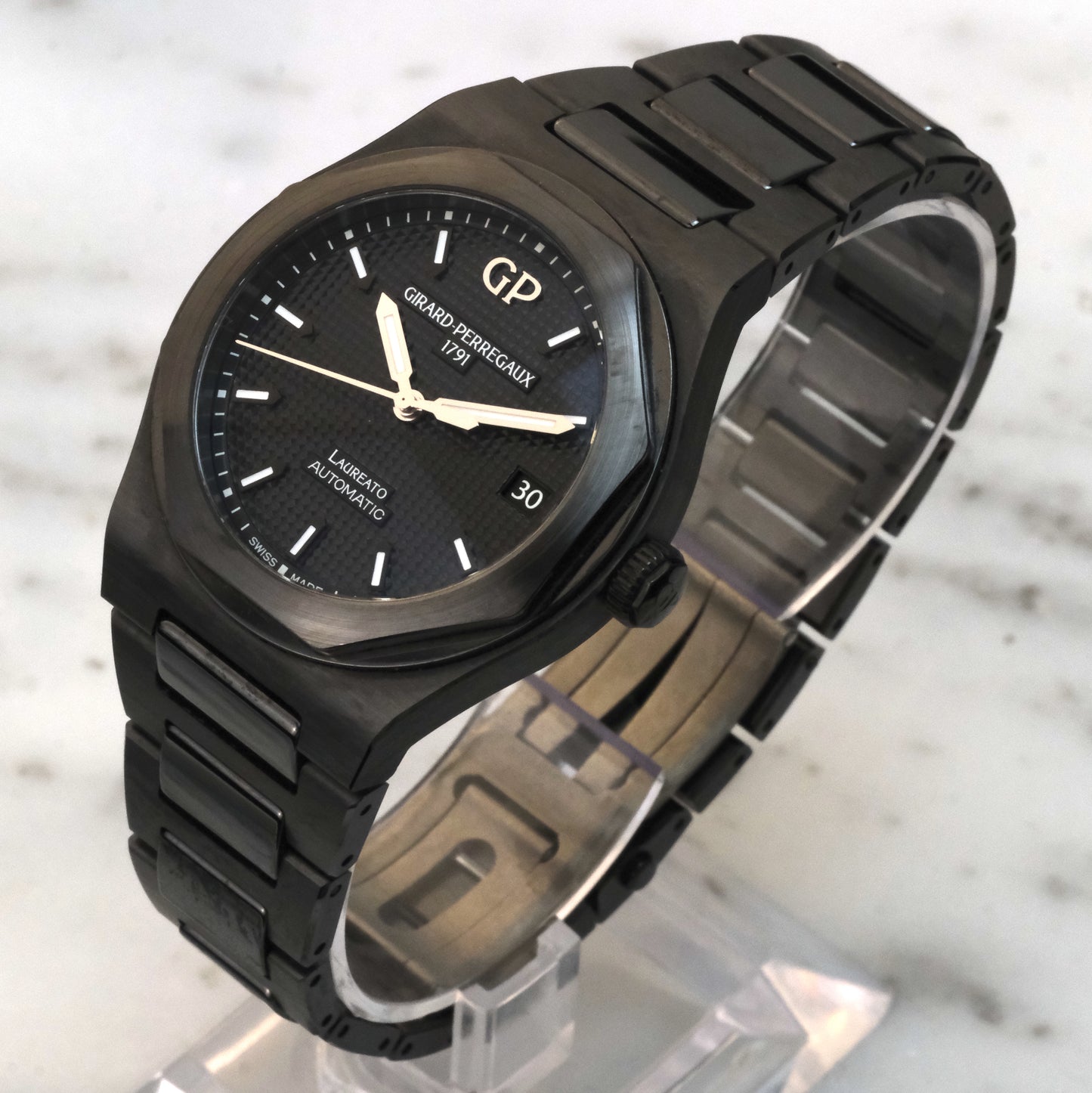 Girard-Perregaux Laureato Ceramic 38mm, 81005-32-631