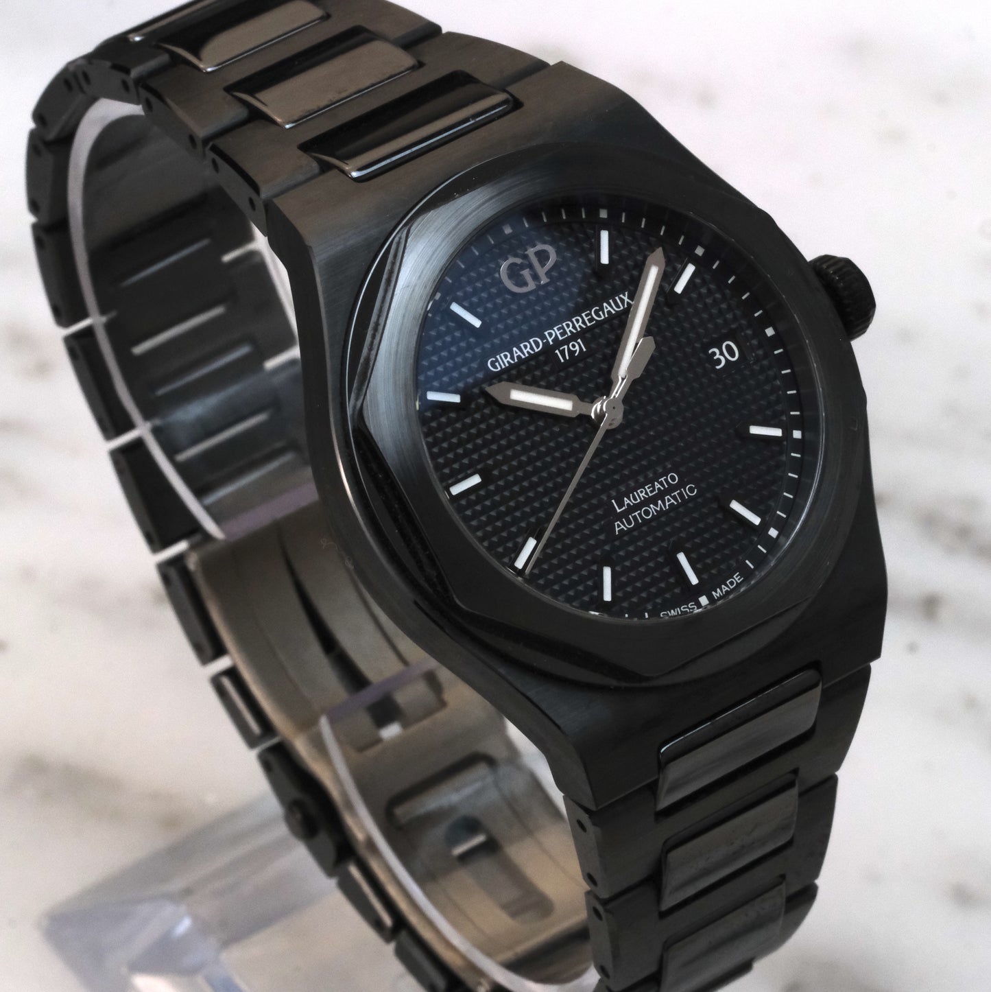 Girard-Perregaux Laureato Ceramic 38mm, 81005-32-631