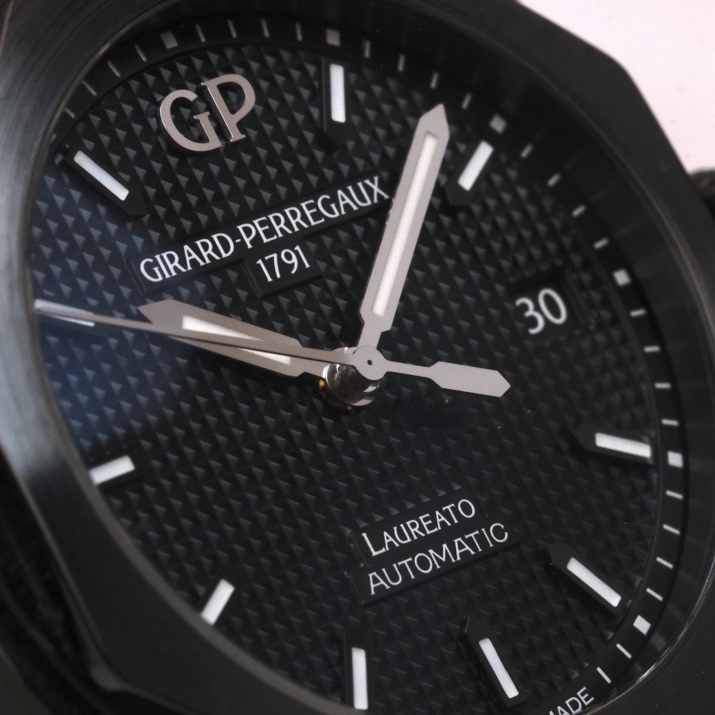 Girard-Perregaux Laureato Ceramic 38mm, 81005-32-631