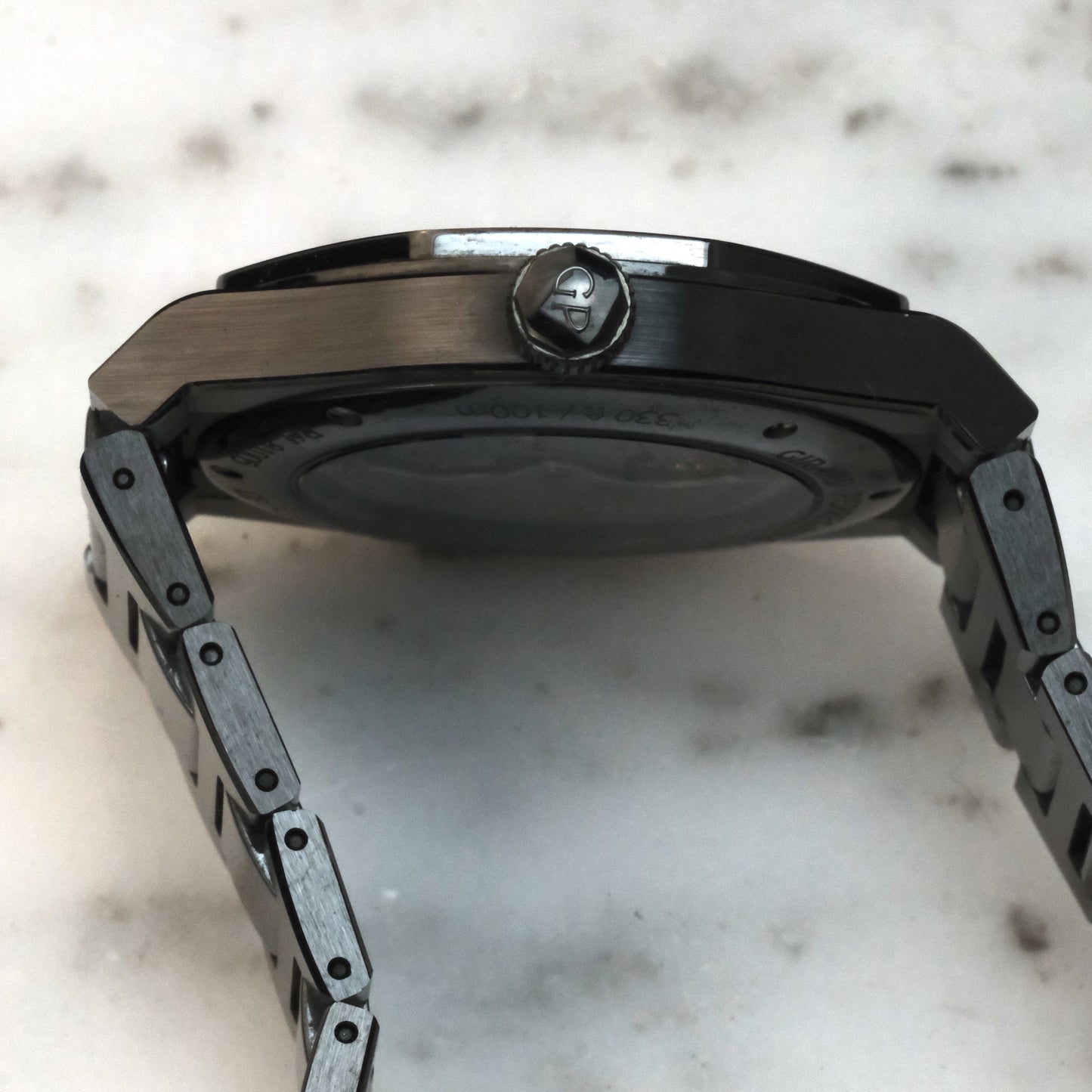 Girard-Perregaux Laureato Ceramic 38mm, 81005-32-631