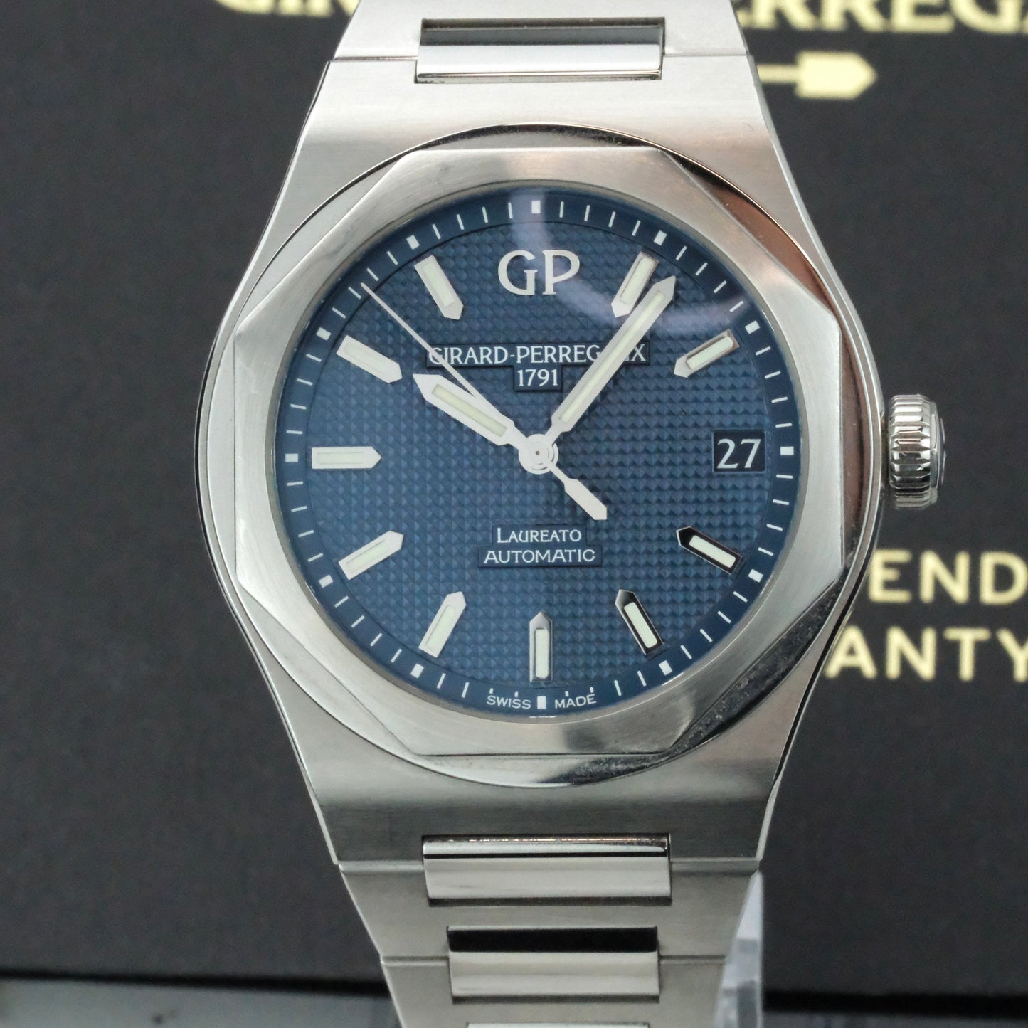 2022 Girard-Perregaux Laureato | 81010-11-431-11A | Full Set