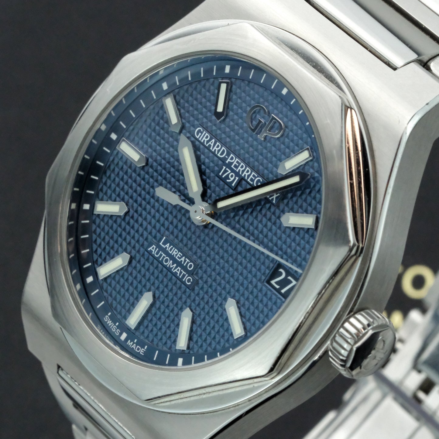 2022 Girard-Perregaux Laureato | 81010-11-431-11A | Full Set