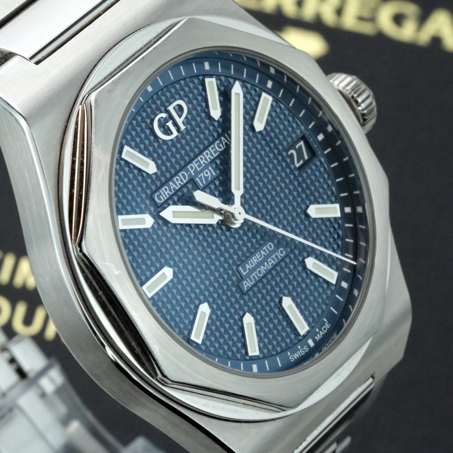 2022 Girard-Perregaux Laureato | 81010-11-431-11A | Full Set