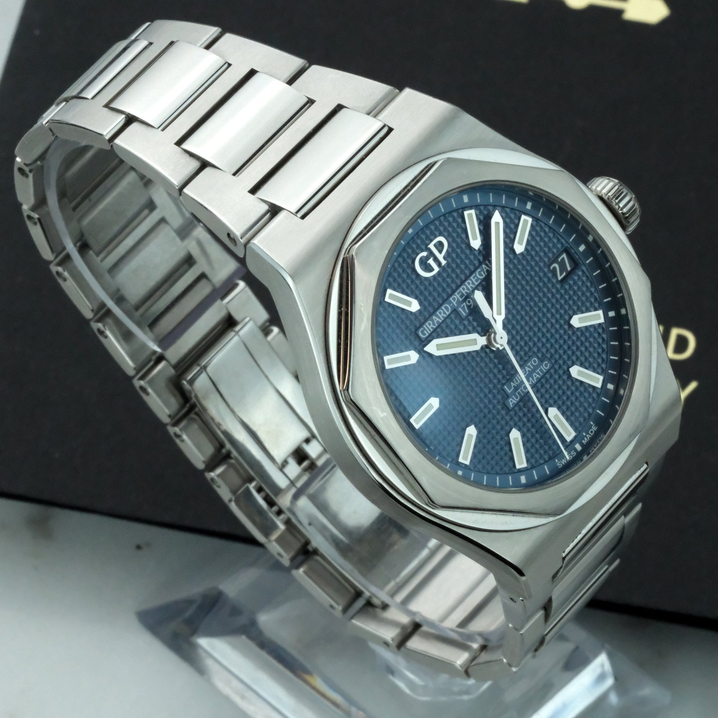 2022 Girard-Perregaux Laureato | 81010-11-431-11A | Full Set