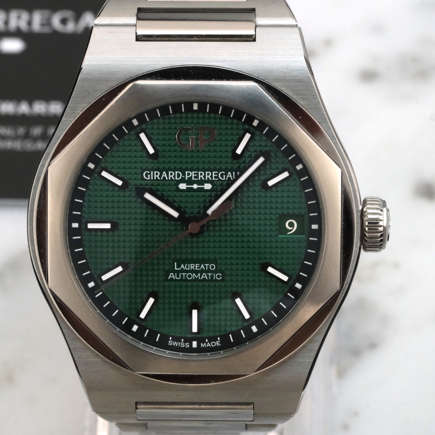 2023 Girard-Perregaux Laureato Green | 81010-11-3153-1CM | Full Set