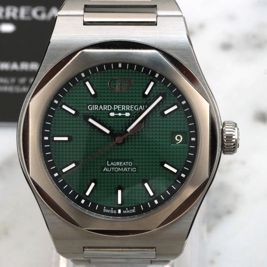 2023 Girard-Perregaux Laureato Green | 81010-11-3153-1CM | Full Set