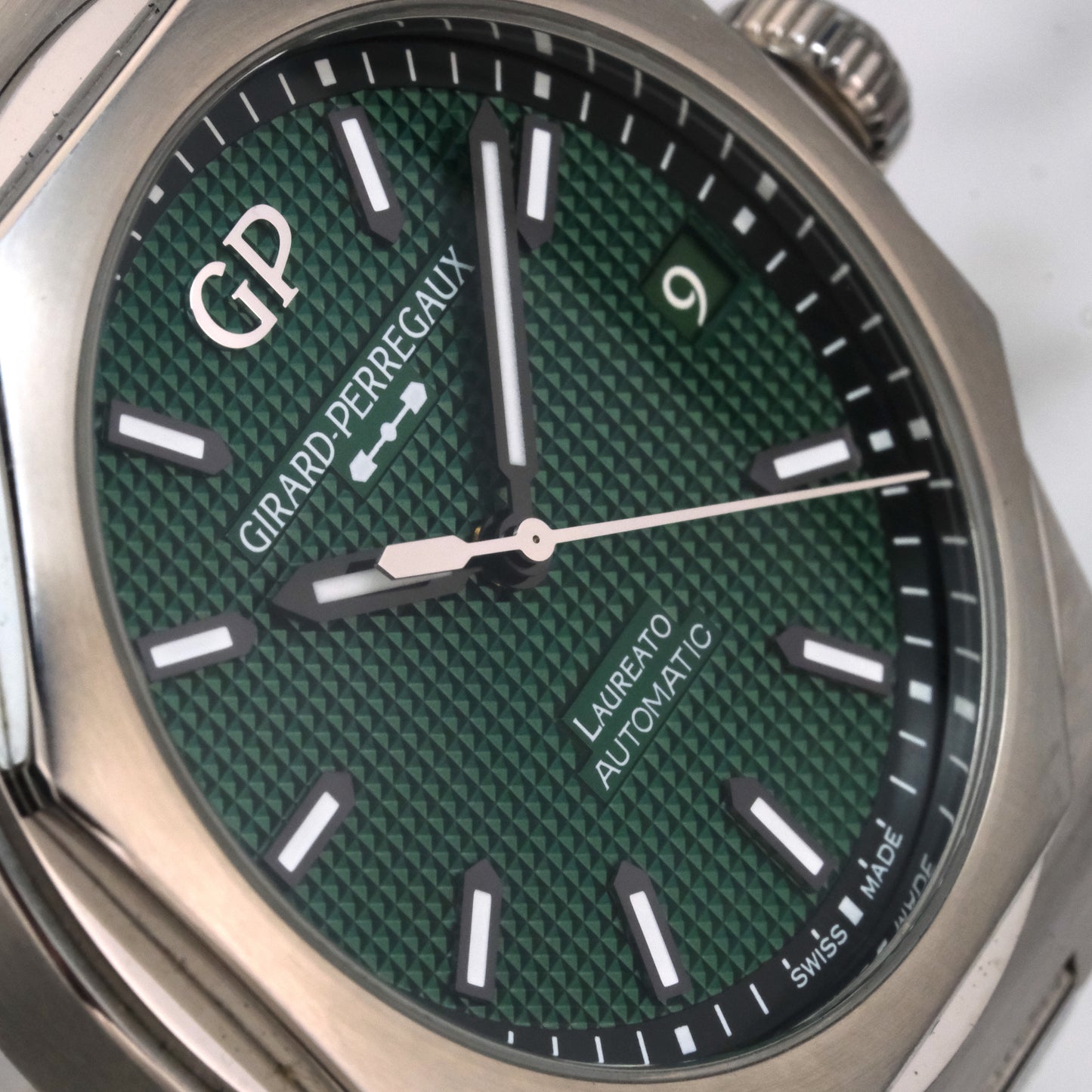 2023 Girard-Perregaux Laureato Green | 81010-11-3153-1CM | Full Set
