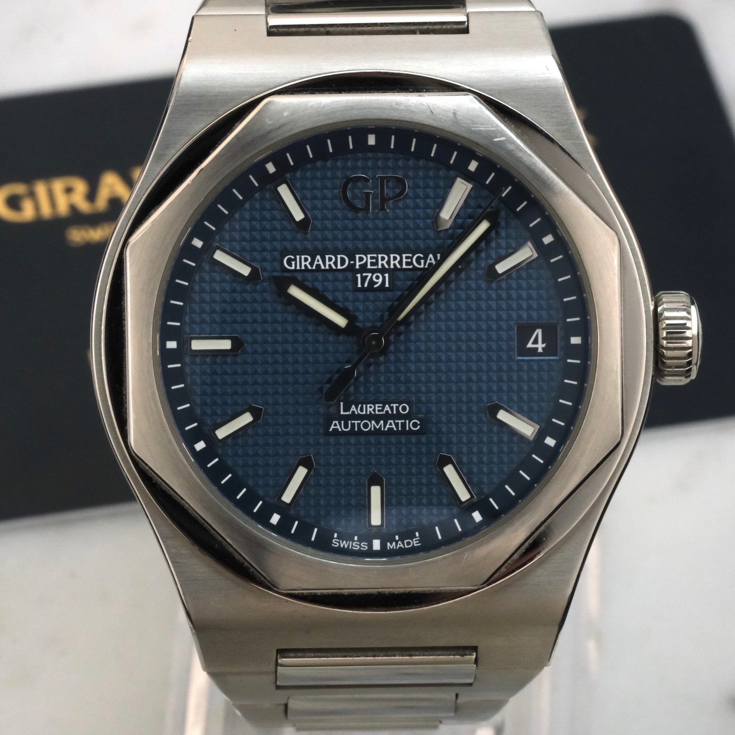 2018 Girard-Perregaux Laureato | 81010-11-431-11A | Full Set