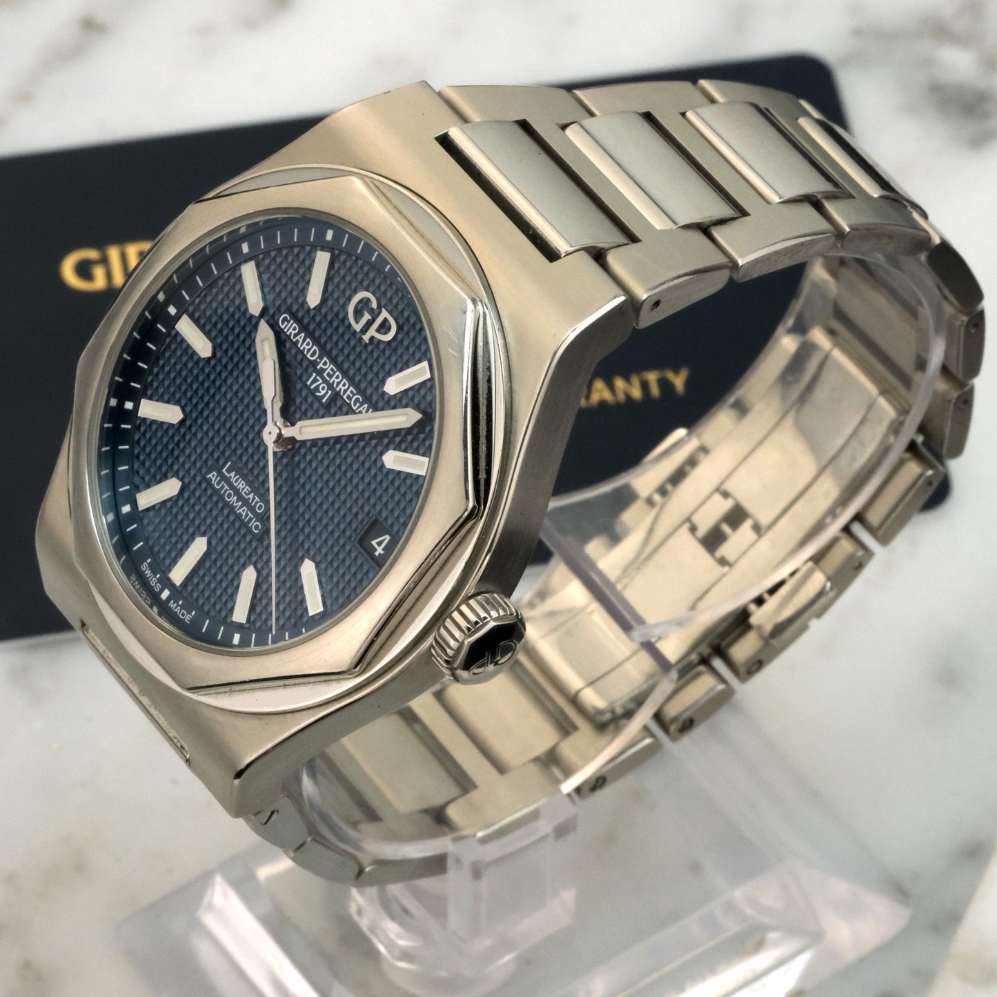 2018 Girard-Perregaux Laureato | 81010-11-431-11A | Full Set