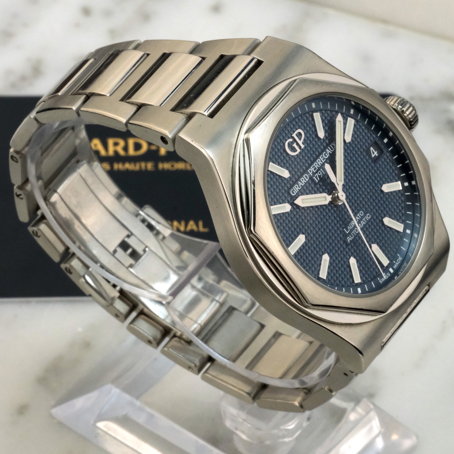 2018 Girard-Perregaux Laureato | 81010-11-431-11A | Full Set