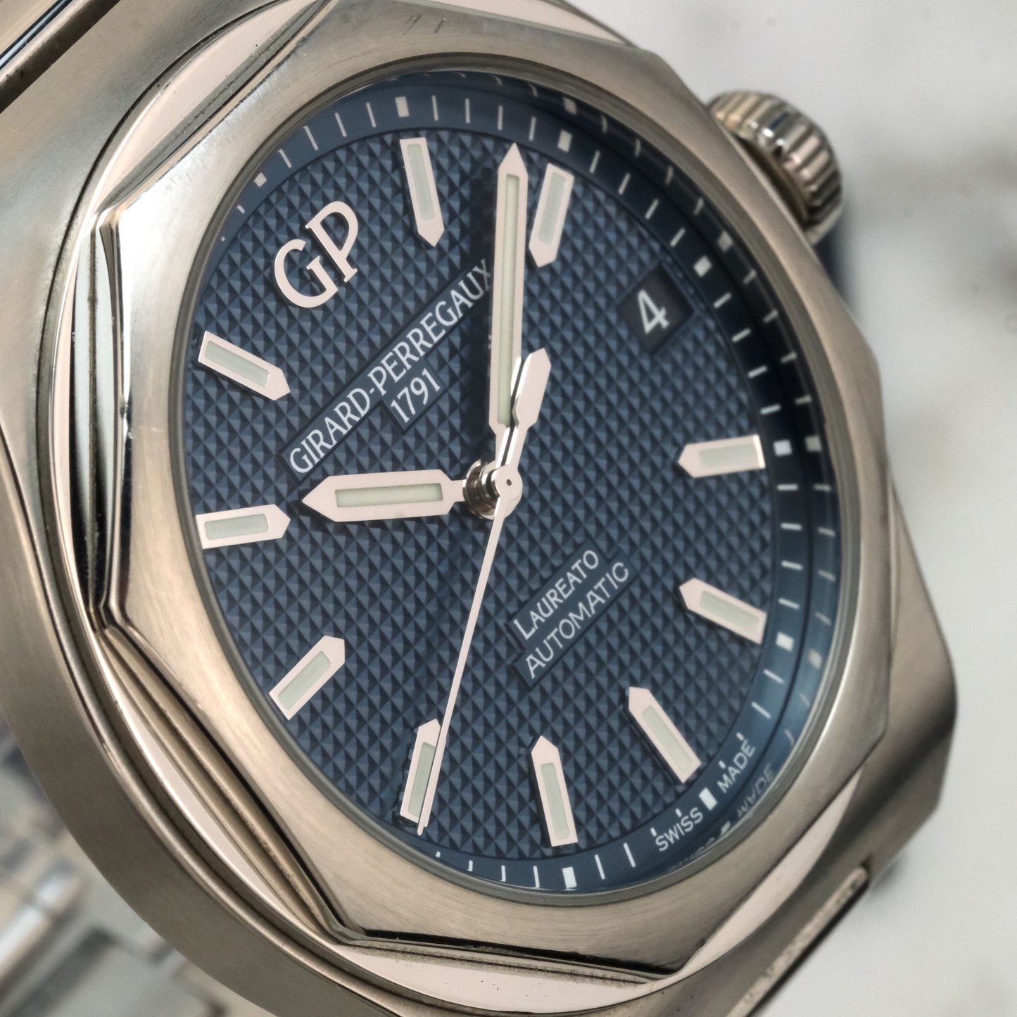 2018 Girard-Perregaux Laureato | 81010-11-431-11A | Full Set