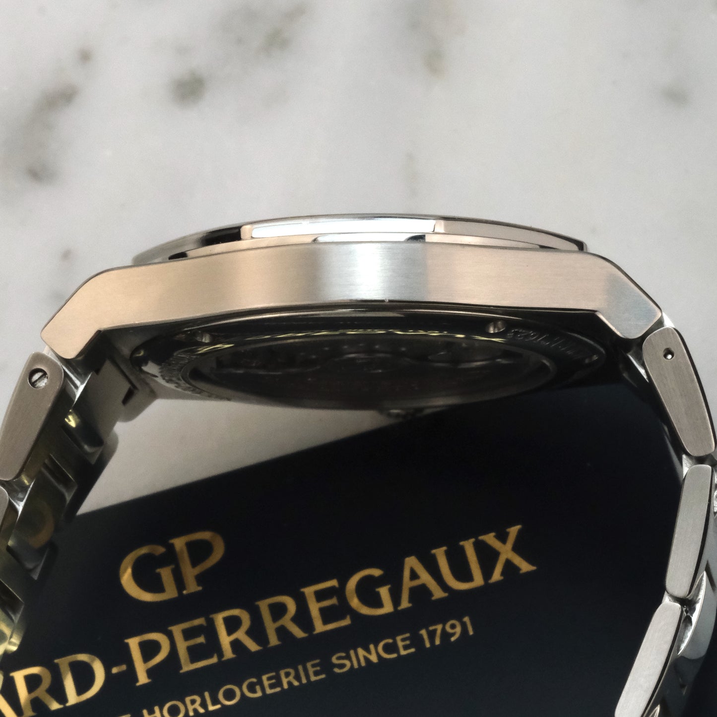 2018 Girard-Perregaux Laureato | 81010-11-431-11A | Full Set