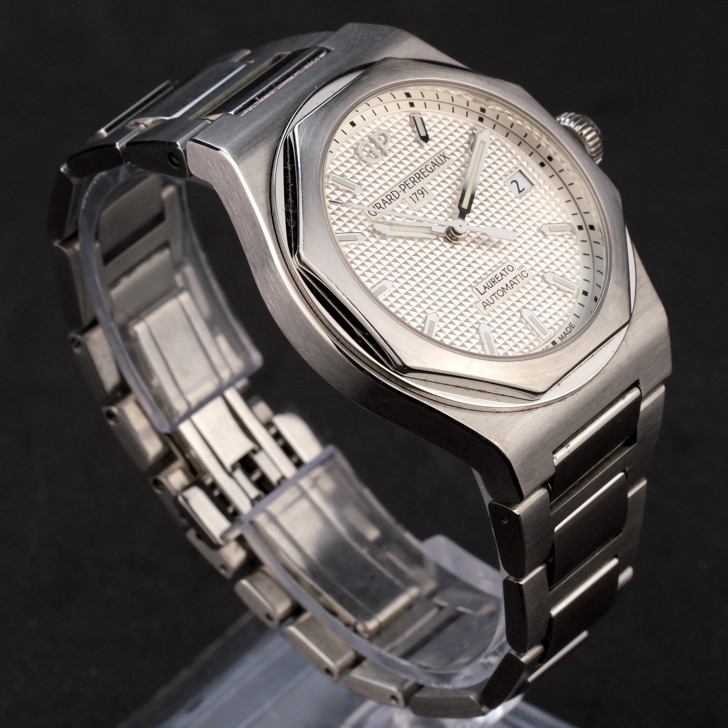 2021 Girard-Perregaux Laureato 81005, White Dial 38mm