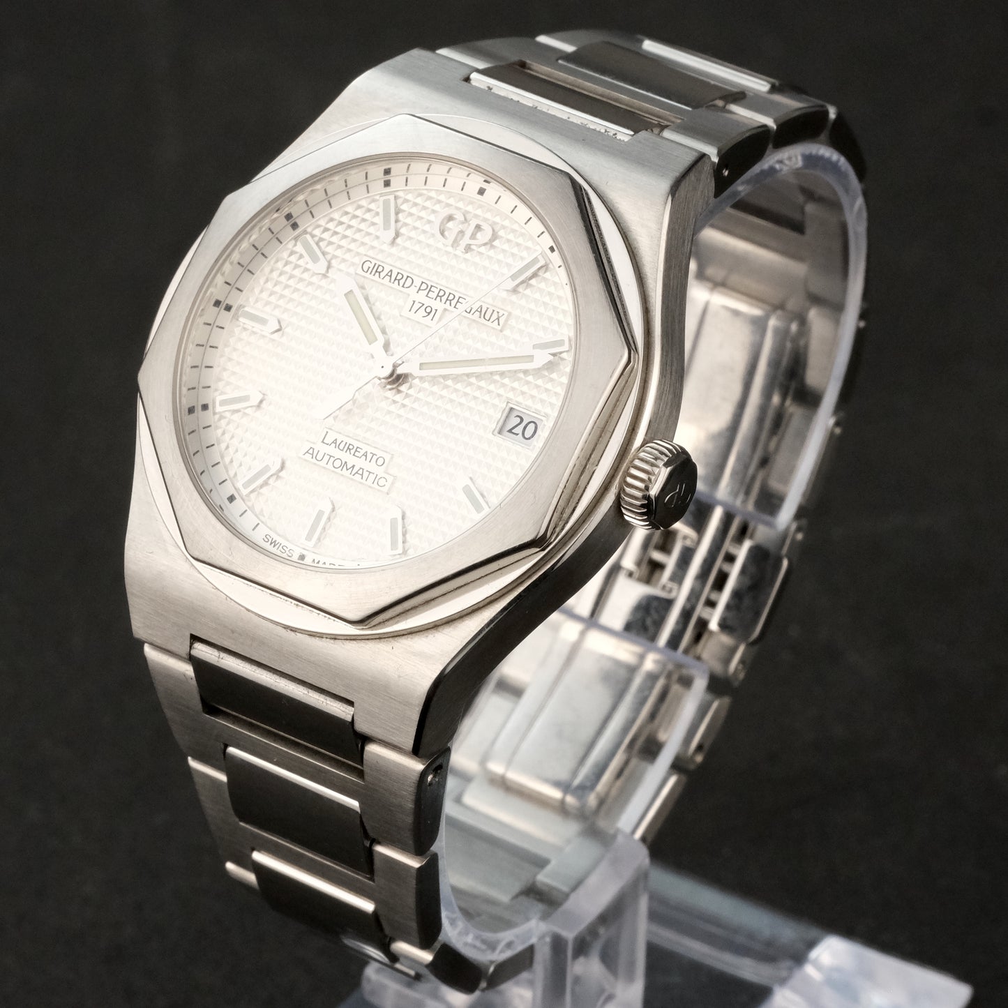 2021 Girard-Perregaux Laureato 81005, White Dial 38mm