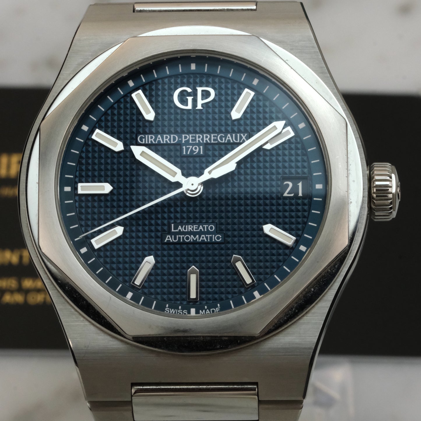 2021 Girard-Perregaux Laureato 81010-11-431-11A Full Set