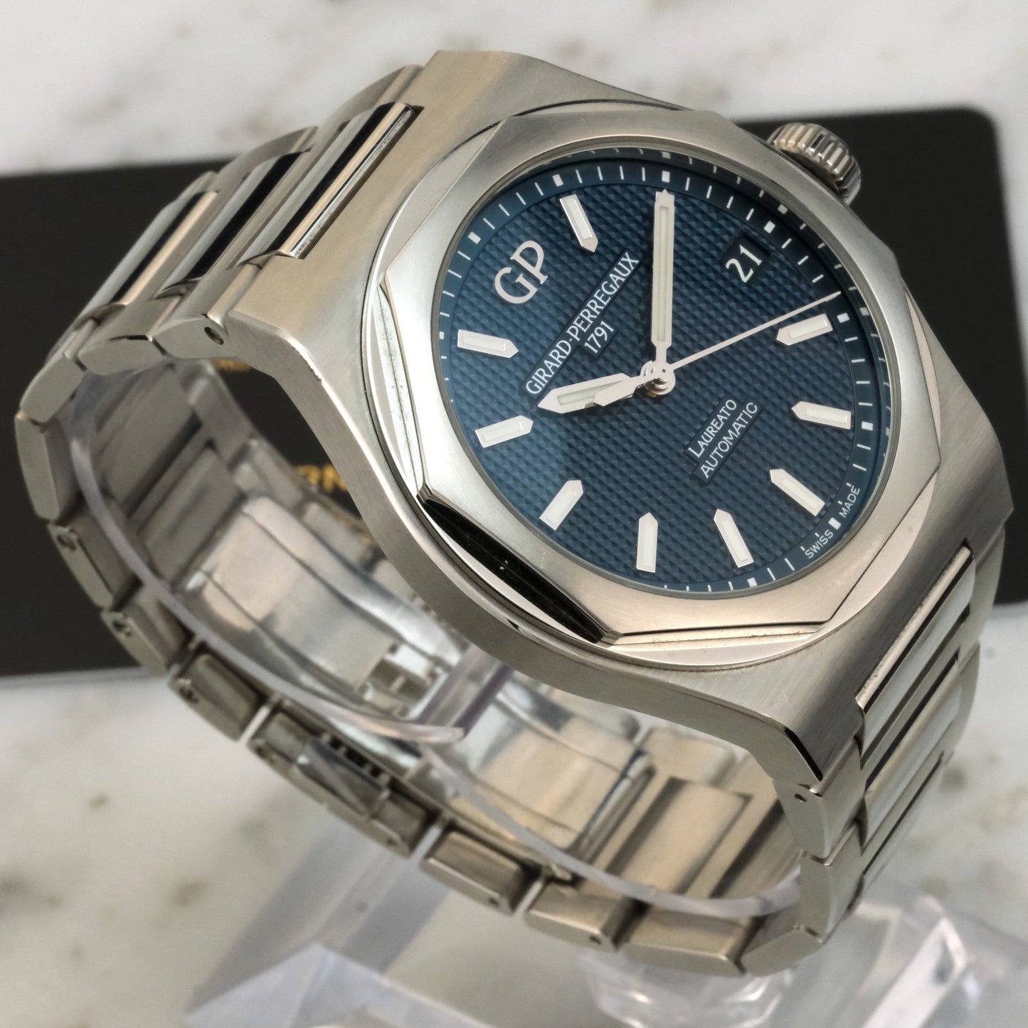 2021 Girard-Perregaux Laureato 81010-11-431-11A Full Set