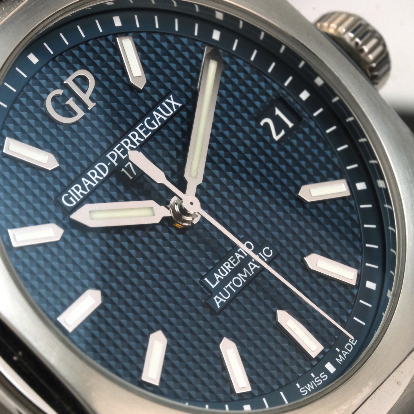 2021 Girard-Perregaux Laureato 81010-11-431-11A Full Set