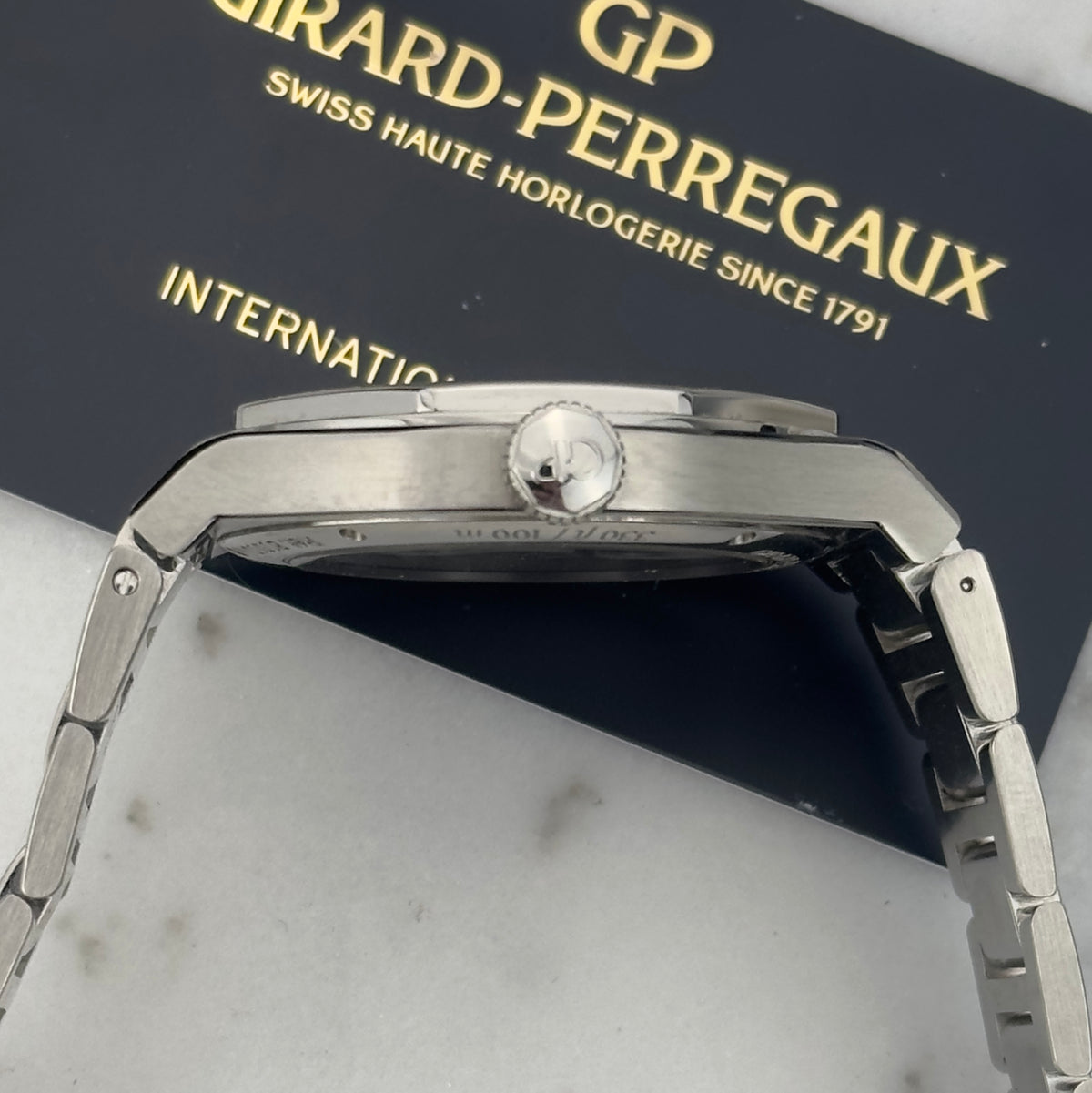 2019 Girard-Perregaux Laureato 42 Blue | 81010-11-431-11A | Full set