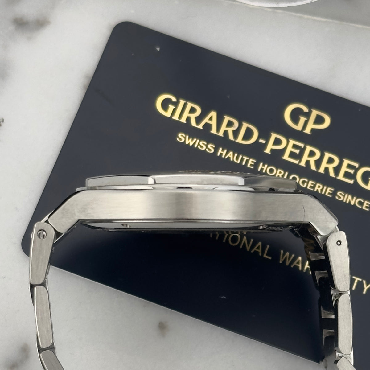 2019 Girard-Perregaux Laureato 42 Blue | 81010-11-431-11A | Full set
