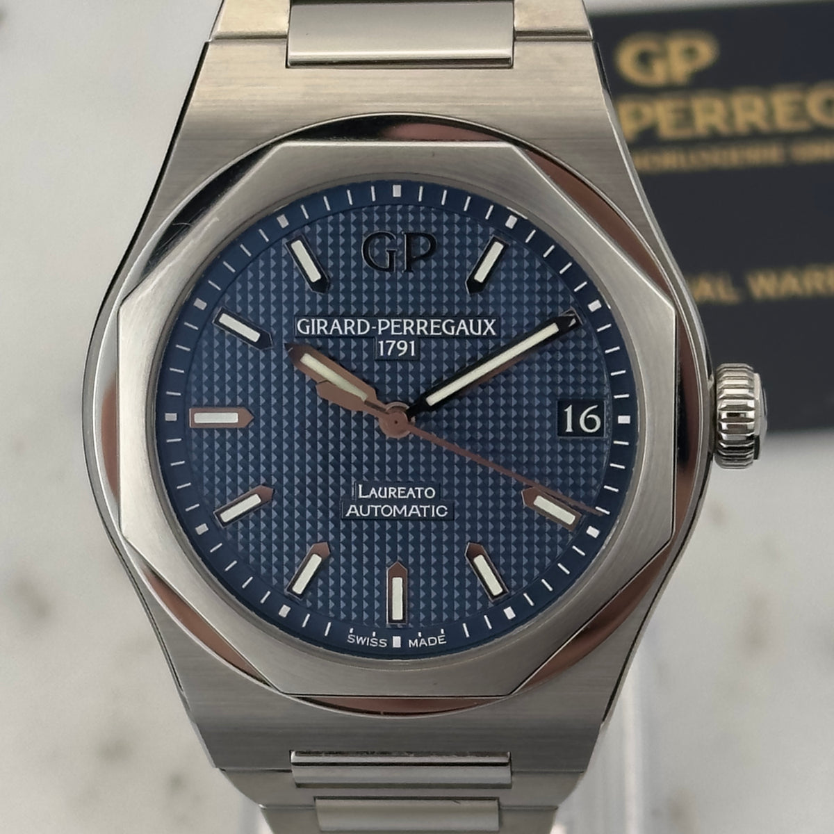 2019 Girard-Perregaux Laureato 42 Blue | 81010-11-431-11A | Full set