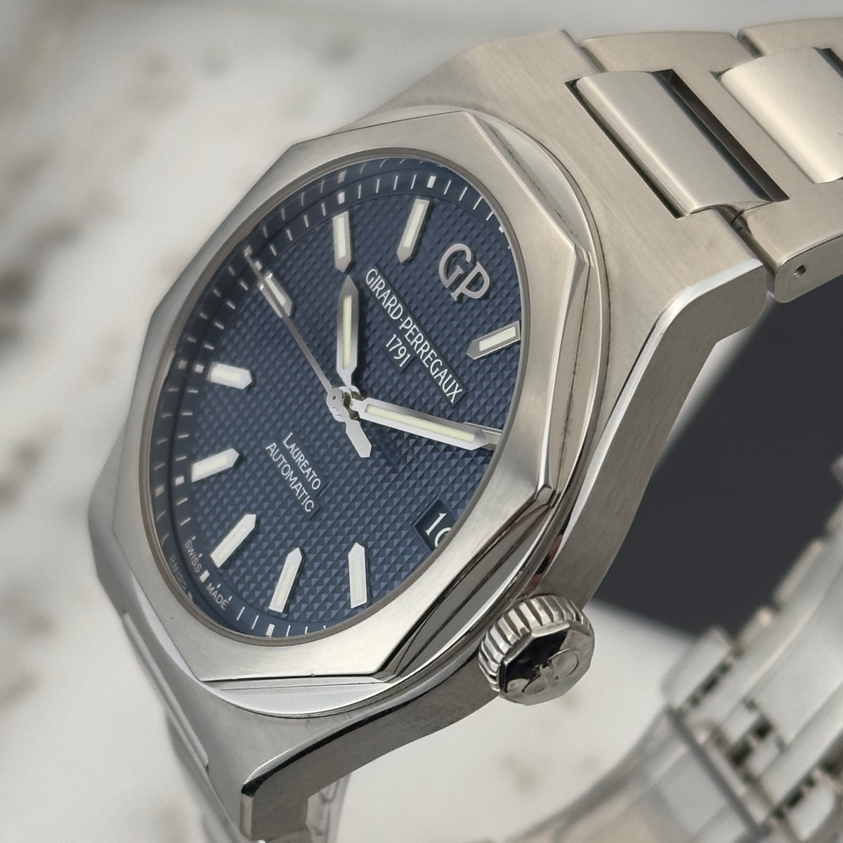 2019 Girard-Perregaux Laureato 42 Blue | 81010-11-431-11A | Full set
