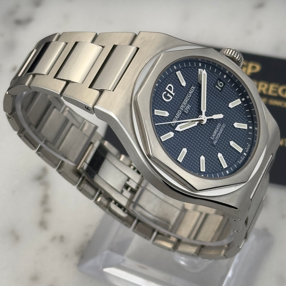 2019 Girard-Perregaux Laureato 42 Blue | 81010-11-431-11A | Full set