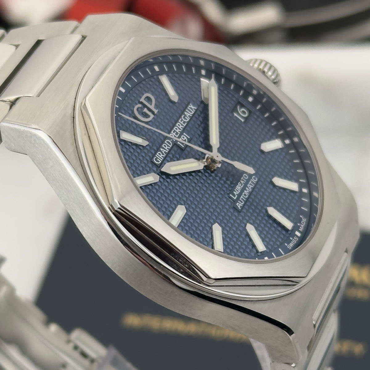 2019 Girard-Perregaux Laureato 42 Blue | 81010-11-431-11A | Full set