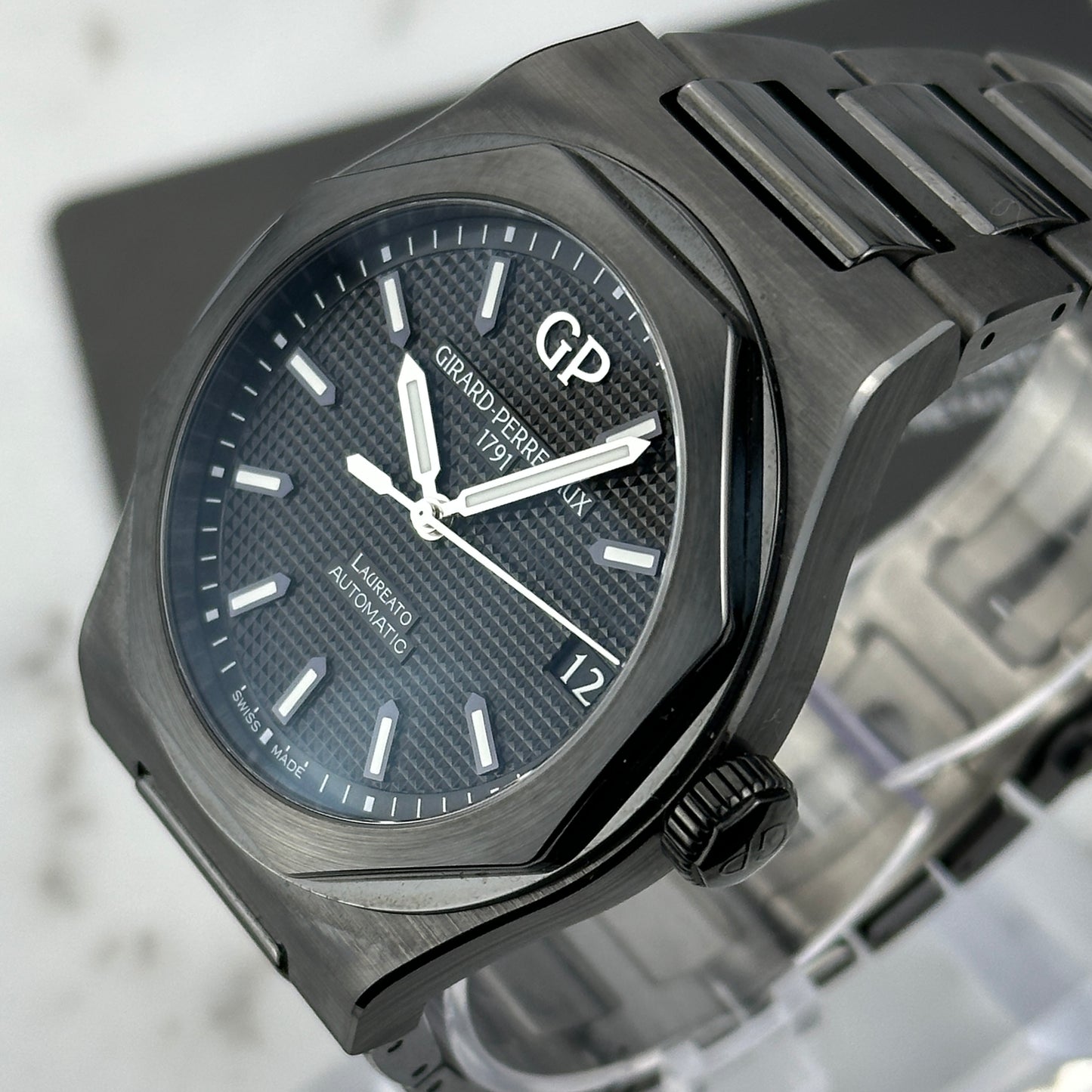 Girard-Perregaux Laureato 42 Ceramic | 81010-32-631-32A
