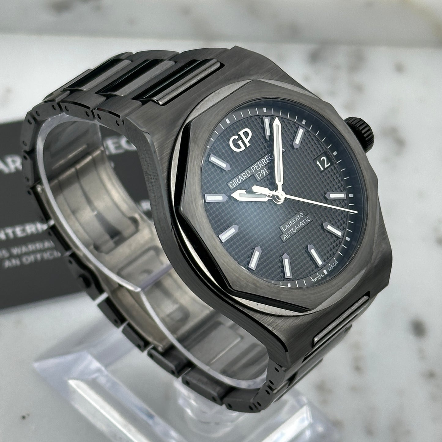Girard-Perregaux Laureato 42 Ceramic | 81010-32-631-32A