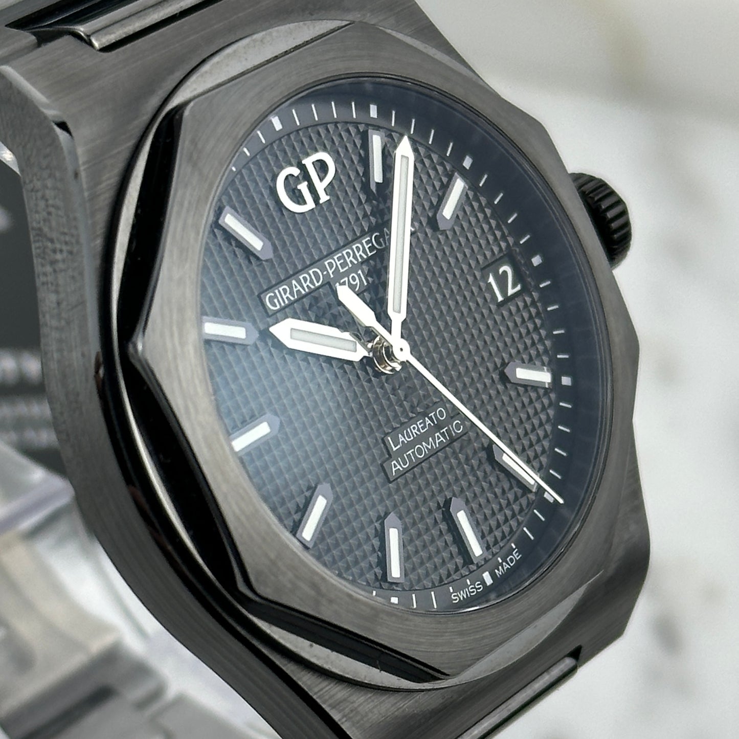 Girard-Perregaux Laureato 42 Ceramic | 81010-32-631-32A