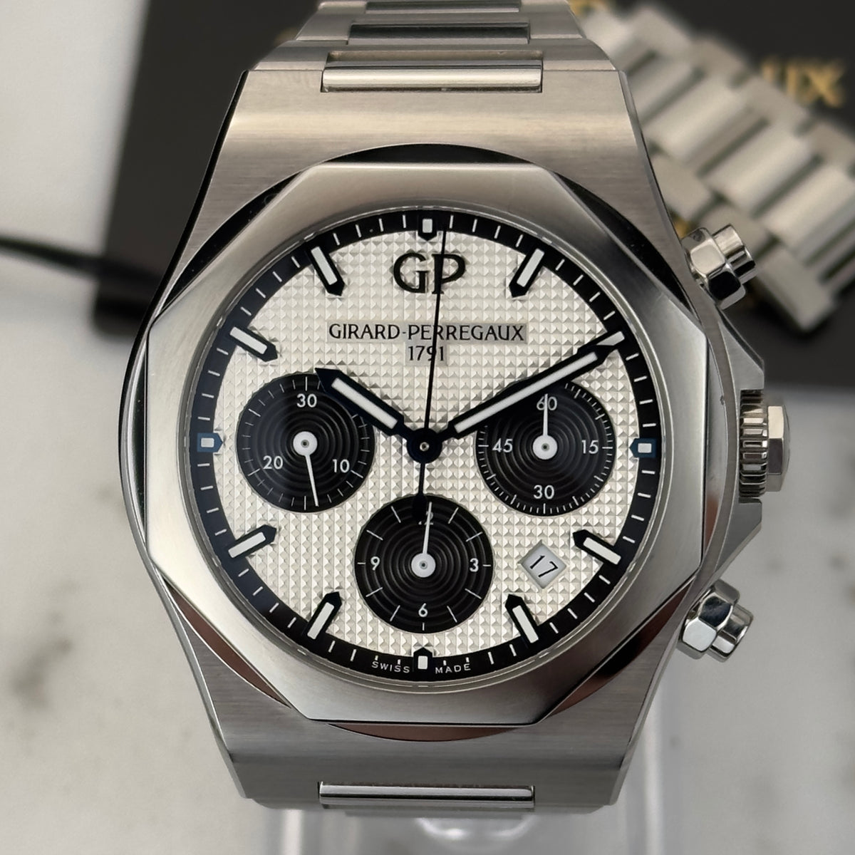 2021 Girard-Perregaux Laureato Chronograph | 81020-11-131-11A | Box & Papers
