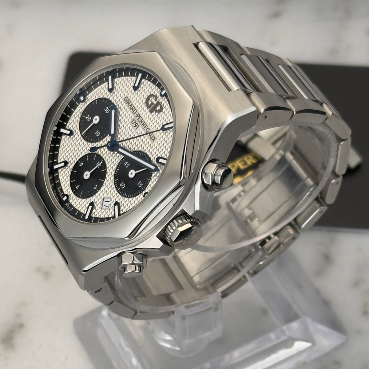 2021 Girard-Perregaux Laureato Chronograph | 81020-11-131-11A | Box & Papers