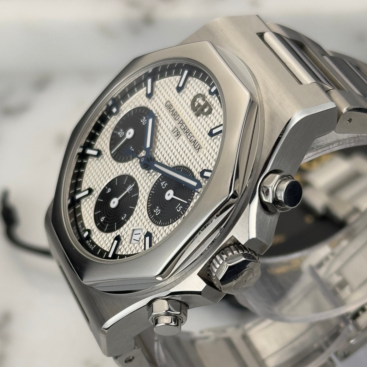2021 Girard-Perregaux Laureato Chronograph | 81020-11-131-11A | Box & Papers
