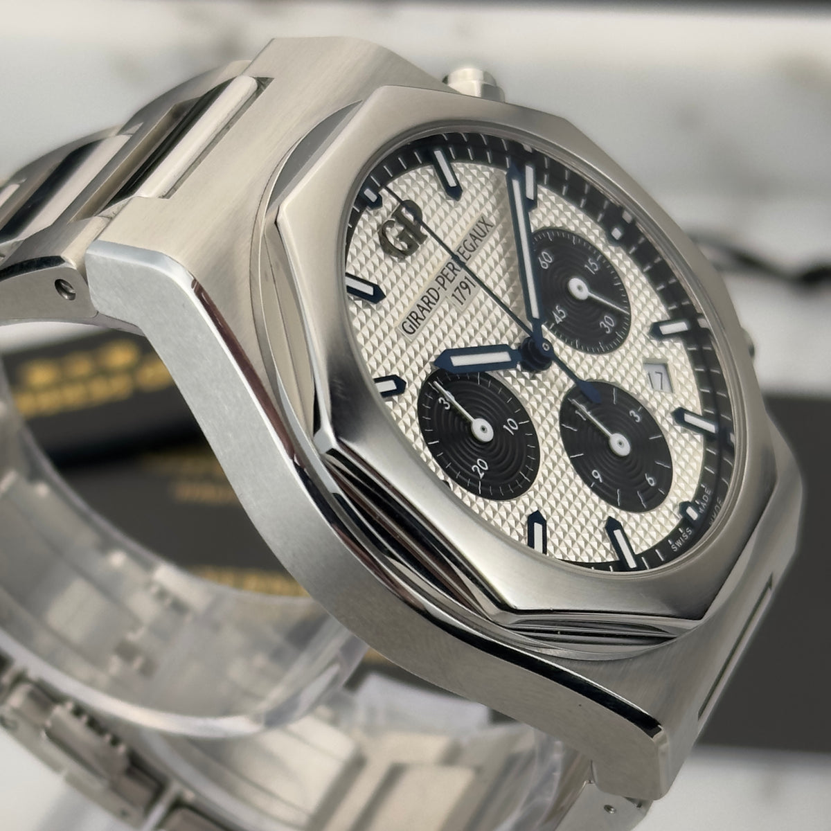 2021 Girard-Perregaux Laureato Chronograph | 81020-11-131-11A | Box & Papers