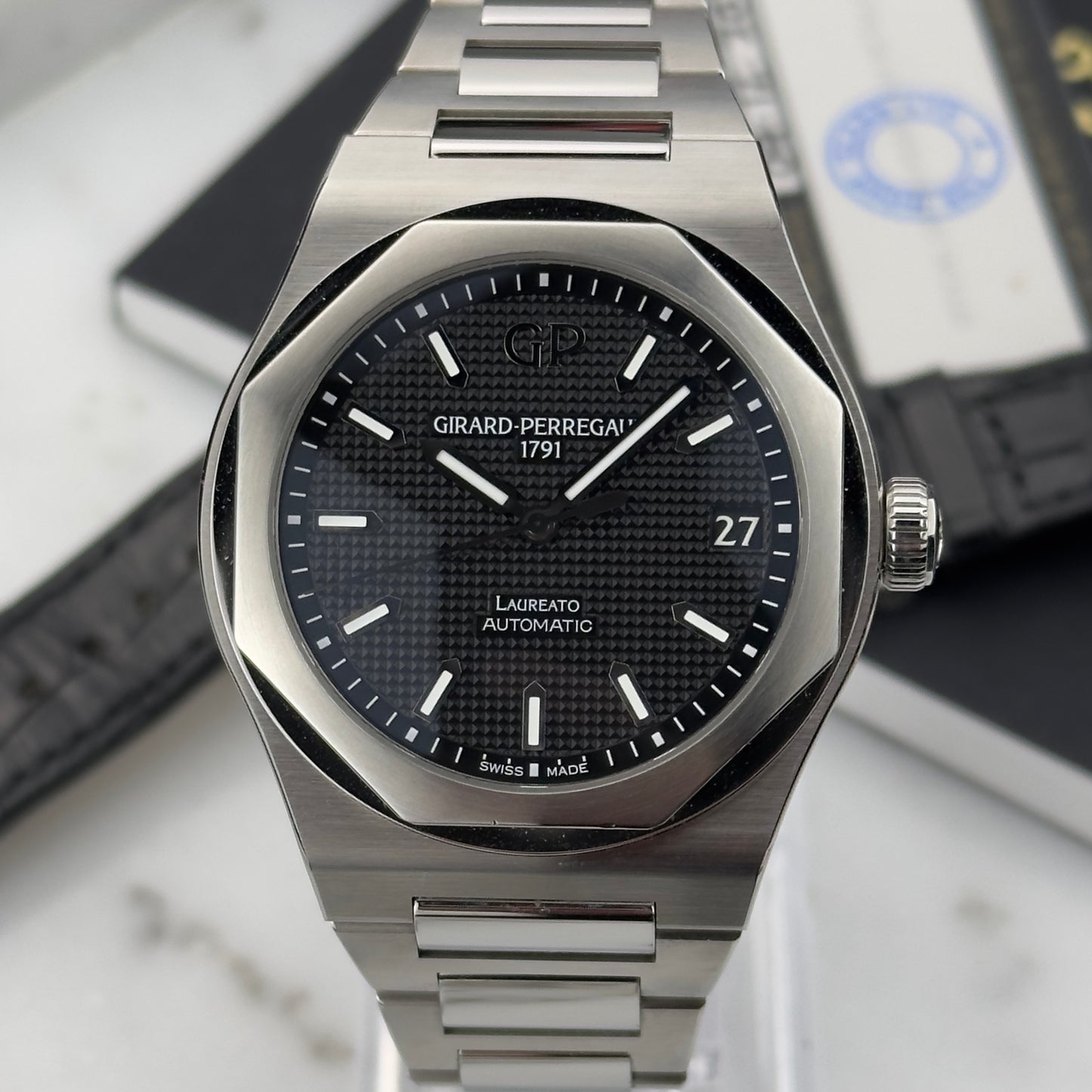 2022 Girard-Perregaux Laureato 42 Black | 81010-11-634-11A | Full Set