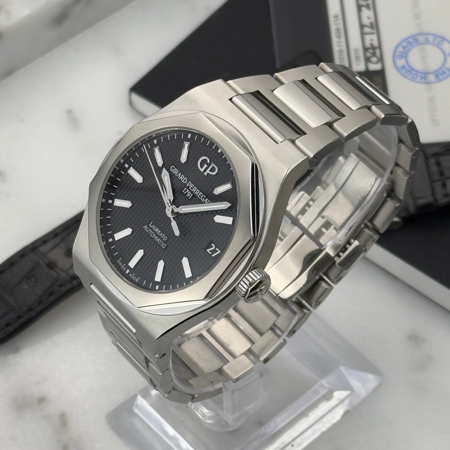 2022 Girard-Perregaux Laureato 42 Black | 81010-11-634-11A | Full Set