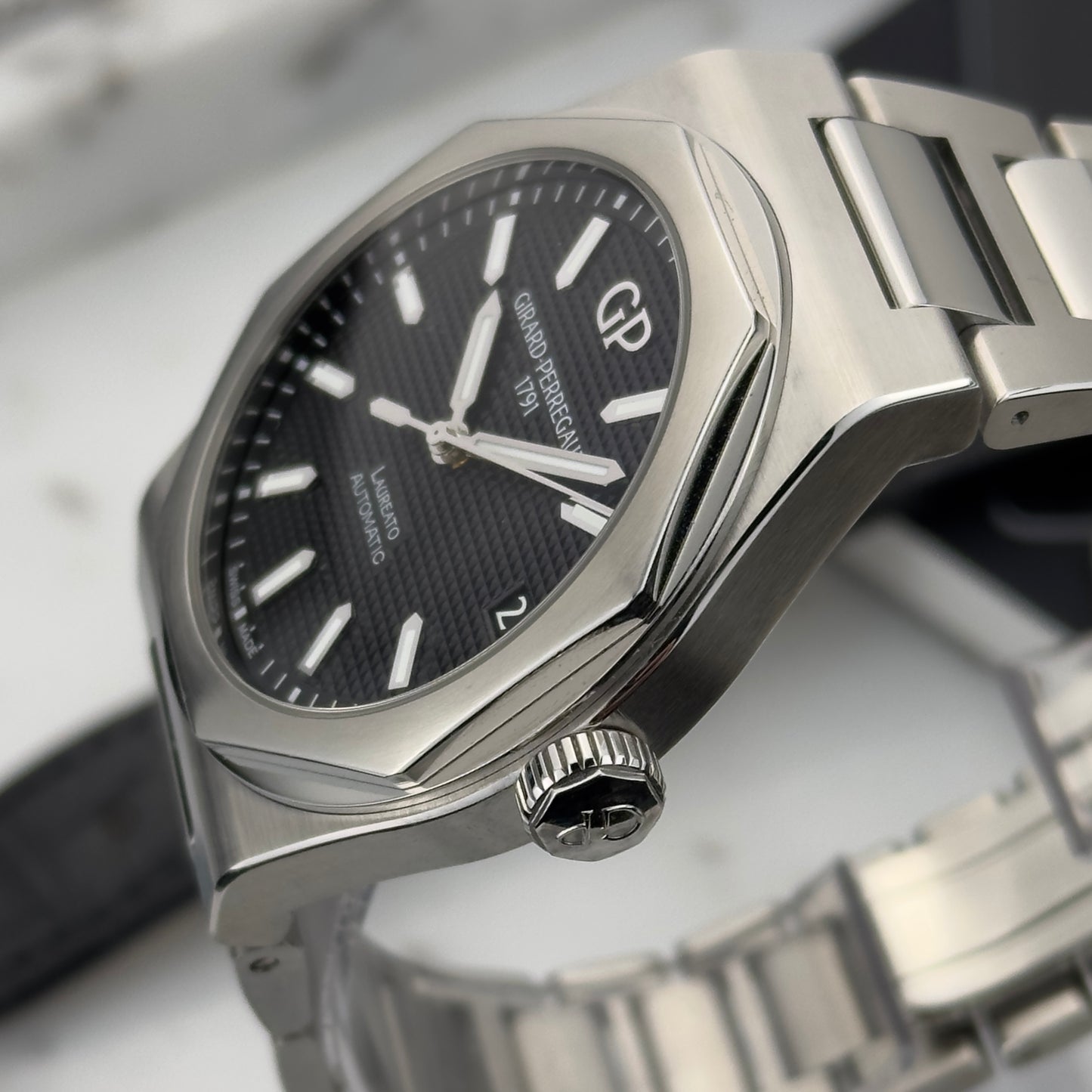 2022 Girard-Perregaux Laureato 42 Black | 81010-11-634-11A | Full Set