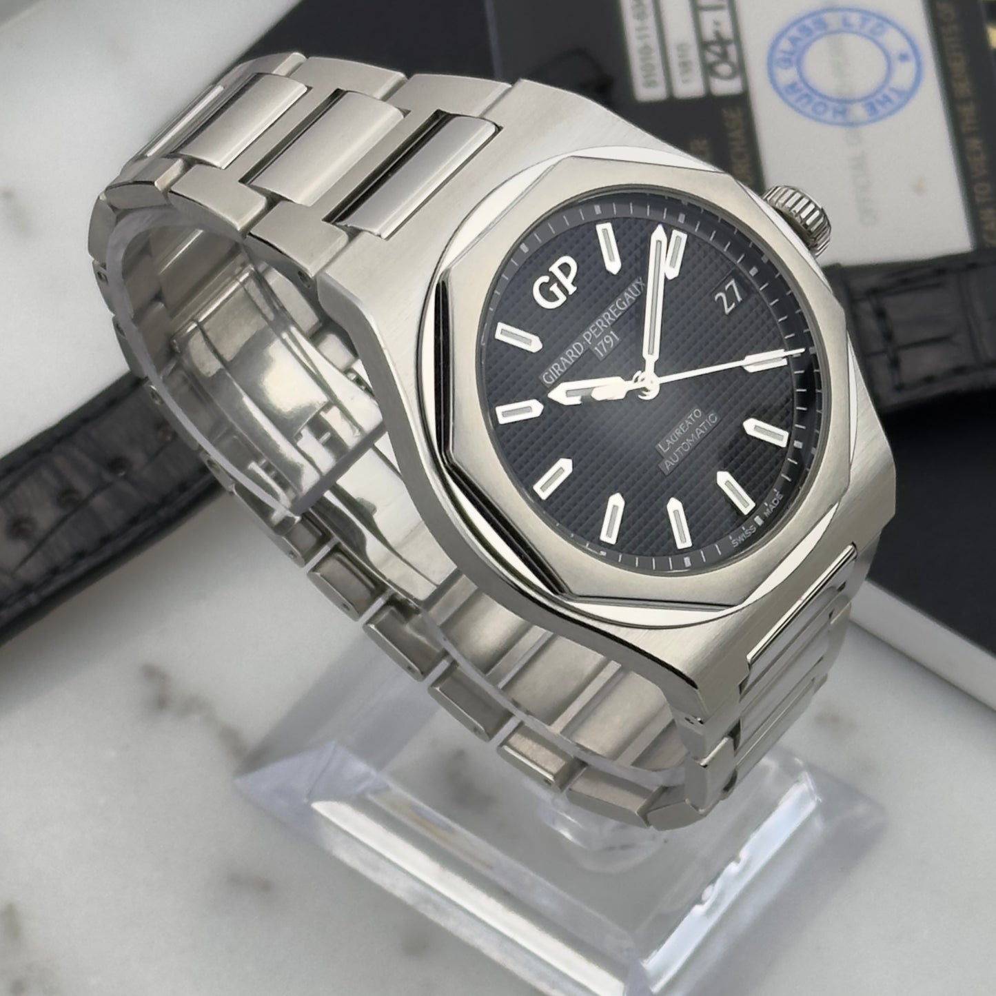 2022 Girard-Perregaux Laureato 42 Black | 81010-11-634-11A | Full Set