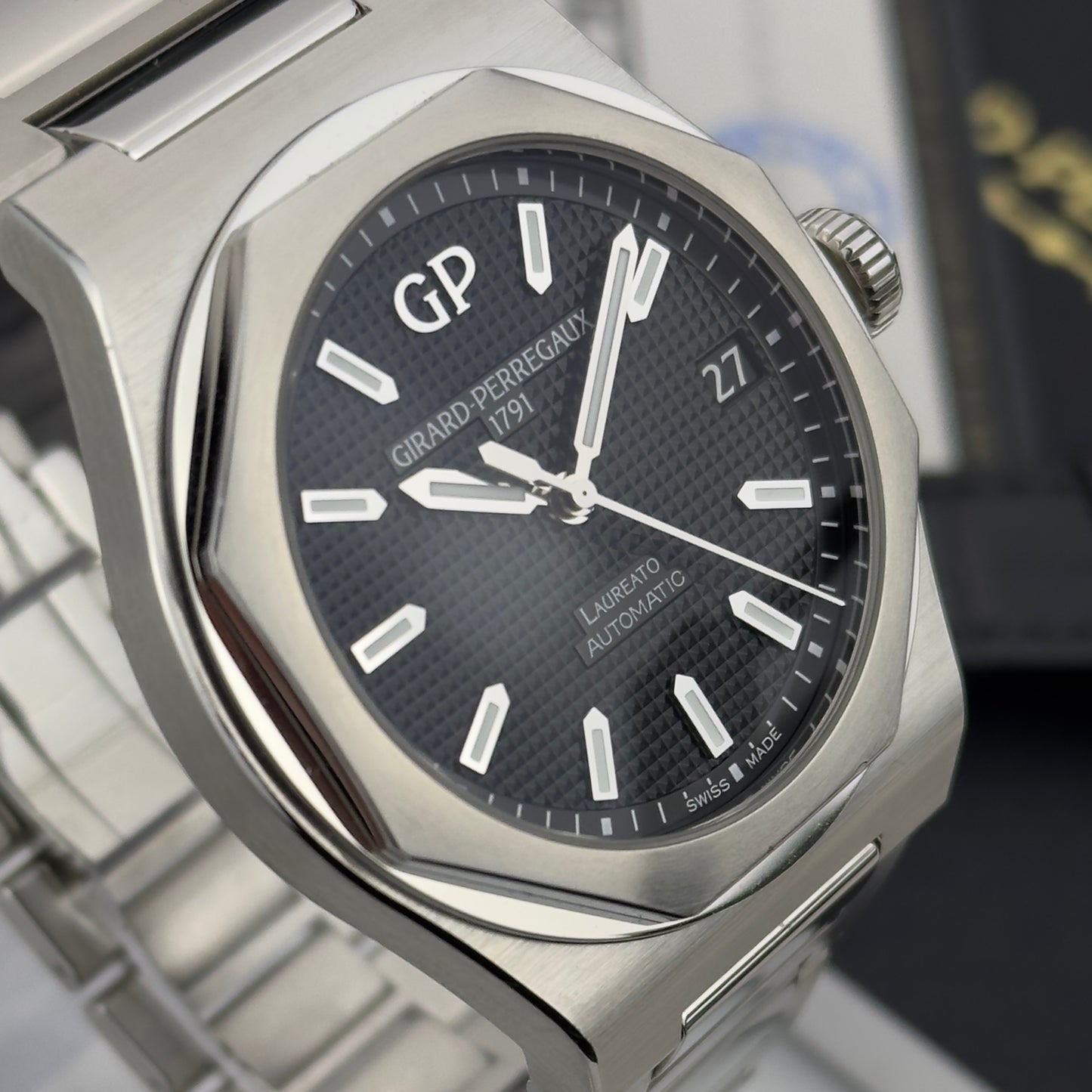 2022 Girard-Perregaux Laureato 42 Black | 81010-11-634-11A | Full Set