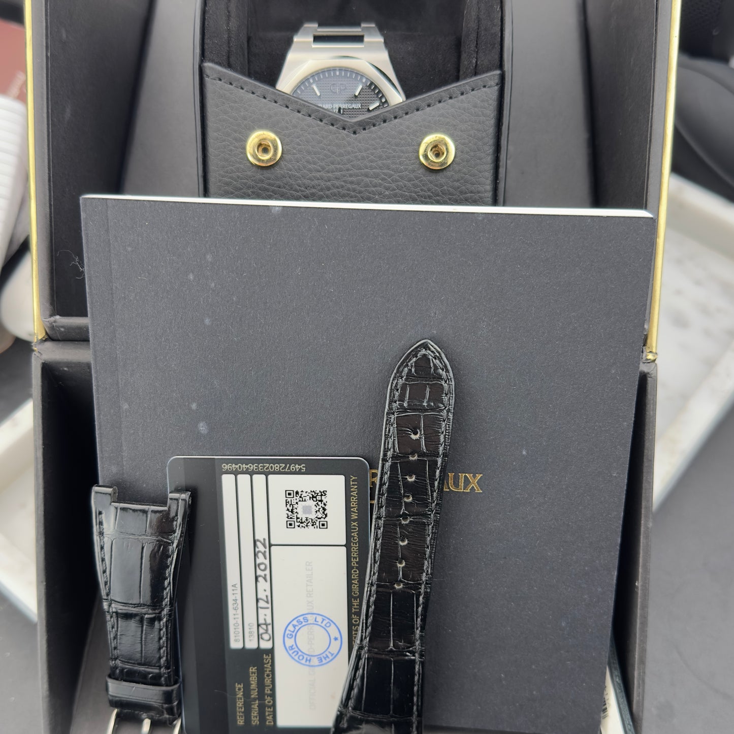 2022 Girard-Perregaux Laureato 42 Black | 81010-11-634-11A | Full Set