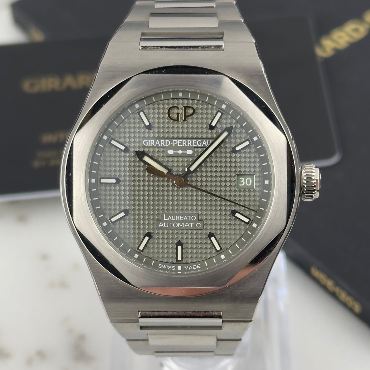 2025 Girard-Perregaux Laureato 38 Sage Green | 81005-11-3407-1CM | Full Set
