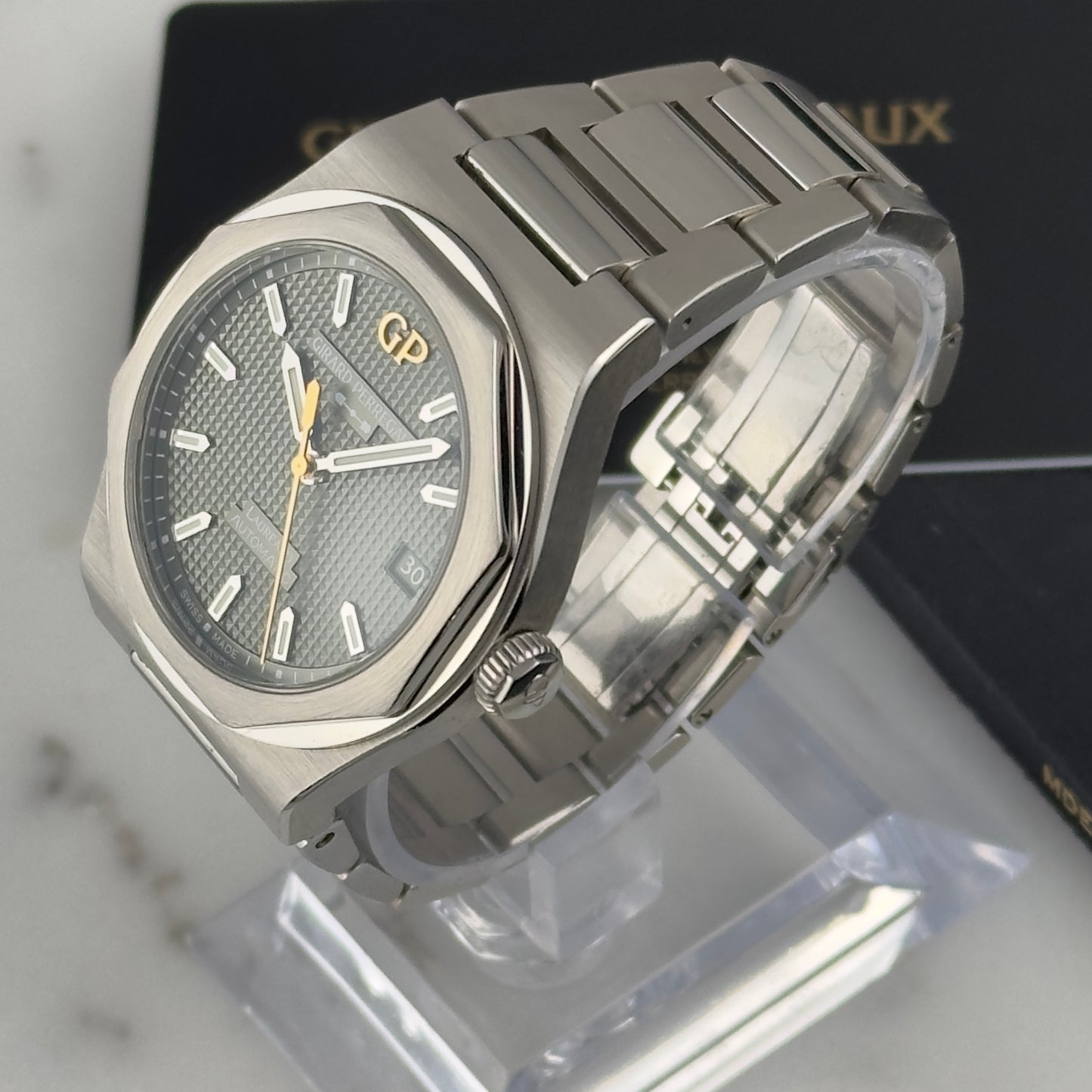 2025 Girard-Perregaux Laureato 38 Sage Green | 81005-11-3407-1CM | Full Set