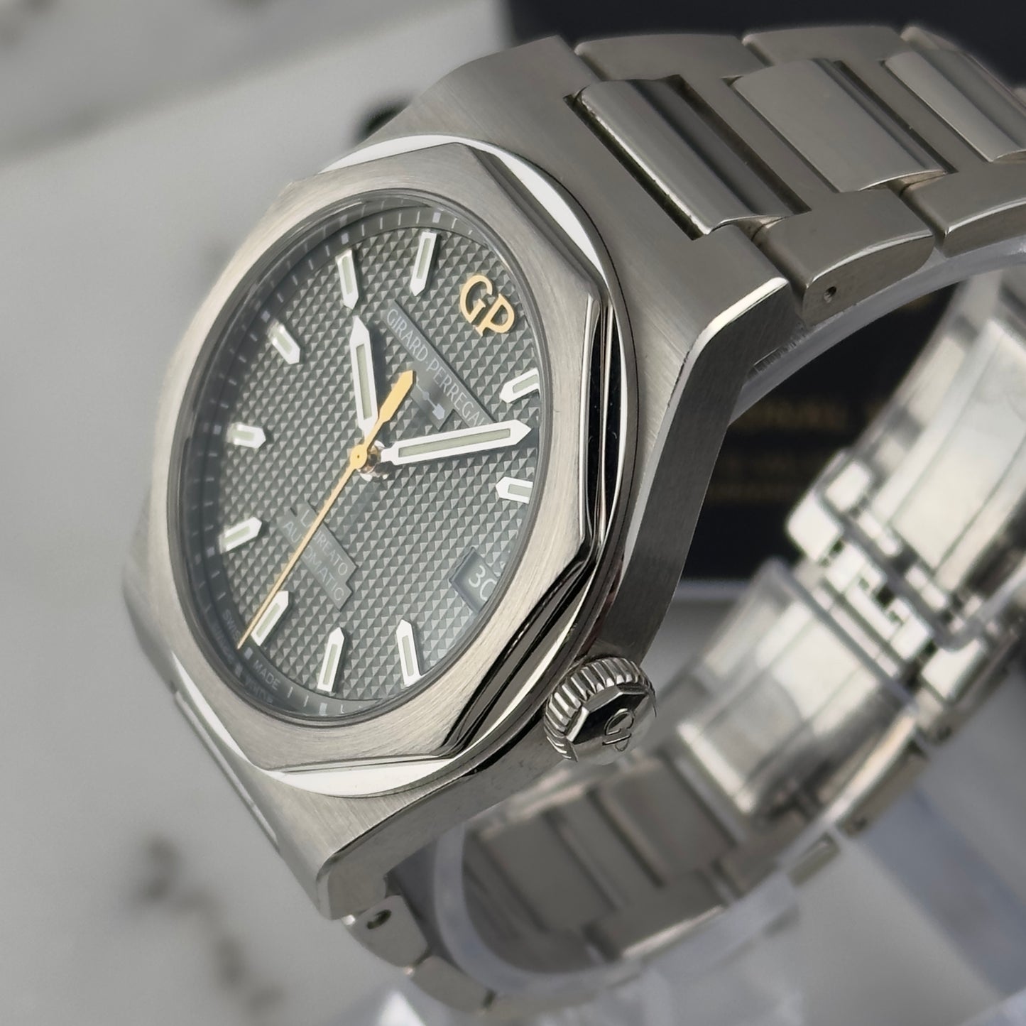 2025 Girard-Perregaux Laureato 38 Sage Green | 81005-11-3407-1CM | Full Set